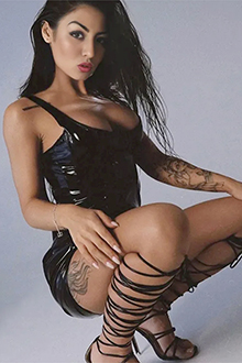 Calla Escortservice Berlin mature slim woman enjoys a tingling French kiss during a stylish fling